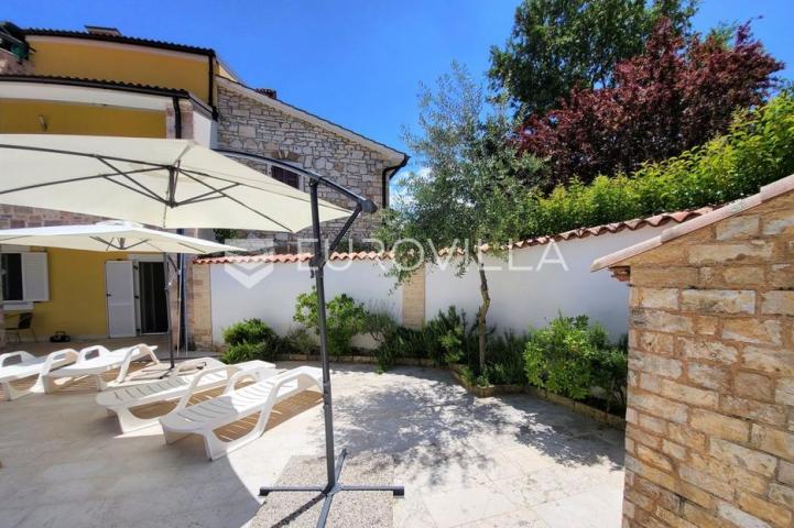 Istra, okolica Višnjana, apartmanska kuća 500 m² s bazenom i 4 stambene jedinice