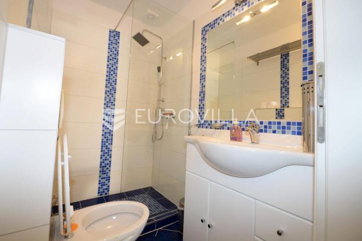 Istra, okolica Višnjana, apartmanska kuća 500 m² s bazenom i 4 stambene jedinice
