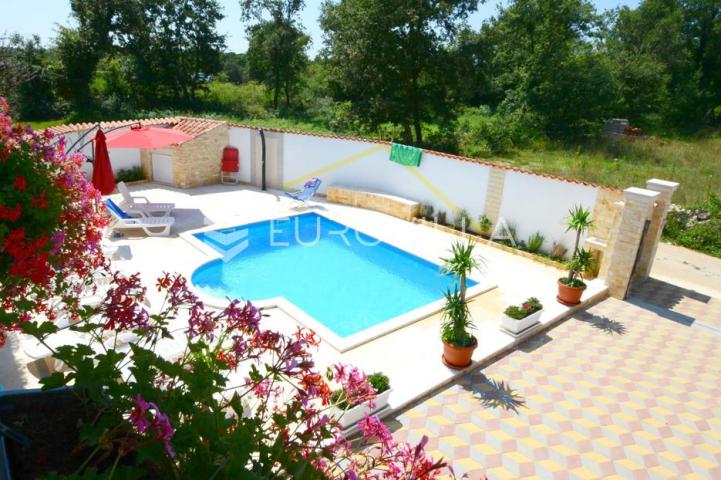 Istra, okolica Višnjana, apartmanska kuća 500 m² s bazenom i 4 stambene jedinice