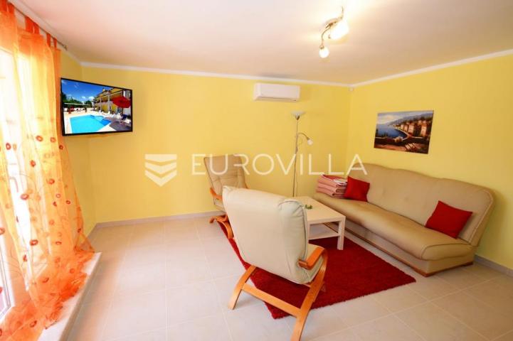 Istra, okolica Višnjana, apartmanska kuća 500 m² s bazenom i 4 stambene jedinice
