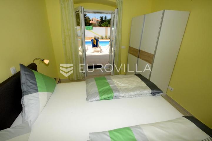 Istra, okolica Višnjana, apartmanska kuća 500 m² s bazenom i 4 stambene jedinice
