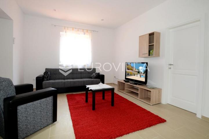 Istra, okolica Višnjana, apartmanska kuća 500 m² s bazenom i 4 stambene jedinice