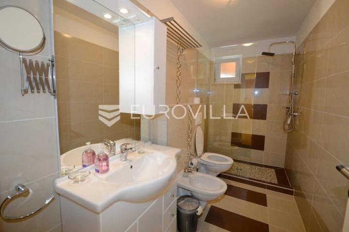 Istra, okolica Višnjana, apartmanska kuća 500 m² s bazenom i 4 stambene jedinice