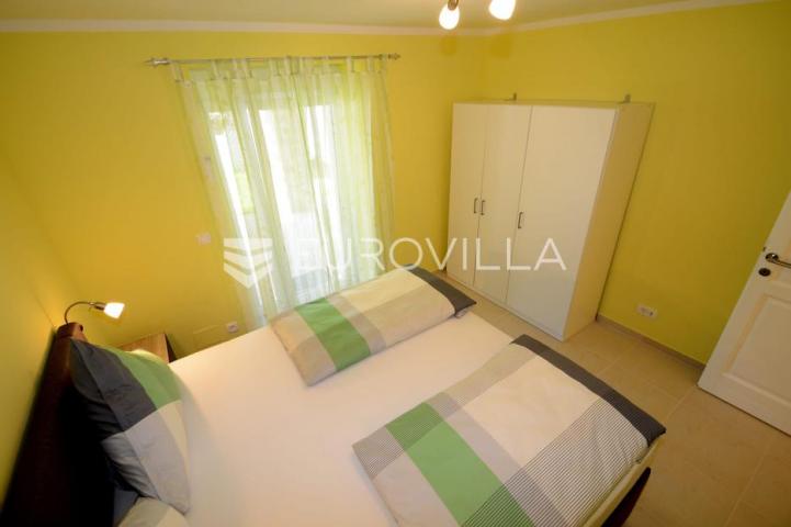 Istra, okolica Višnjana, apartmanska kuća 500 m² s bazenom i 4 stambene jedinice