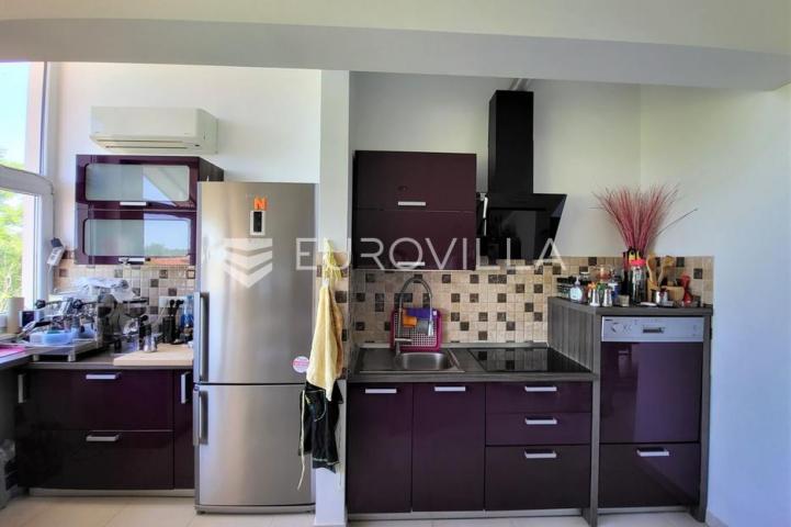 Istra, okolica Višnjana, apartmanska kuća 500 m² s bazenom i 4 stambene jedinice