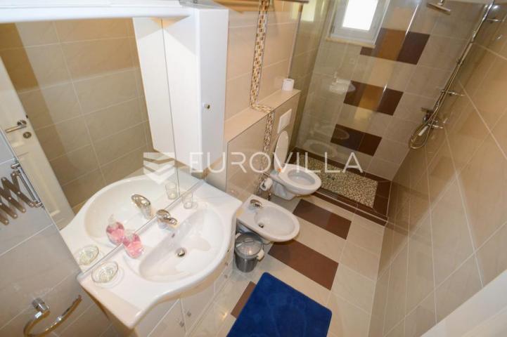 Istra, okolica Višnjana, apartmanska kuća 500 m² s bazenom i 4 stambene jedinice