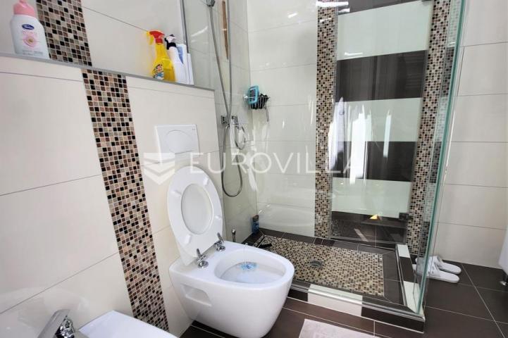 Istra, okolica Višnjana, apartmanska kuća 500 m² s bazenom i 4 stambene jedinice