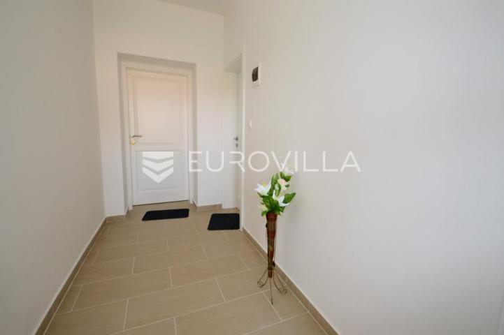 Istra, okolica Višnjana, apartmanska kuća 500 m² s bazenom i 4 stambene jedinice