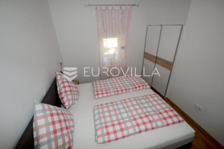 Istra, okolica Višnjana, apartmanska kuća 500 m² s bazenom i 4 stambene jedinice