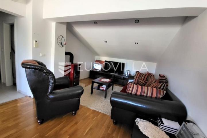 Istra, okolica Višnjana, apartmanska kuća 500 m² s bazenom i 4 stambene jedinice