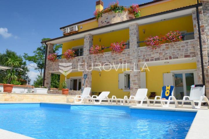 Istra, okolica Višnjana, apartmanska kuća 500 m² s bazenom i 4 stambene jedinice
