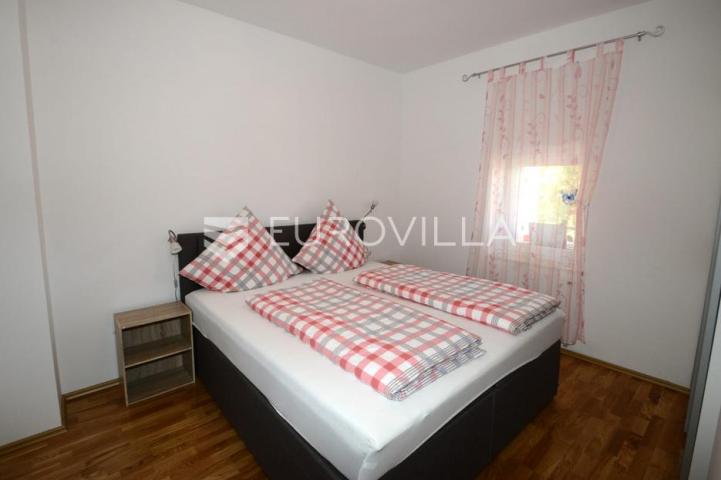 Istra, okolica Višnjana, apartmanska kuća 500 m² s bazenom i 4 stambene jedinice