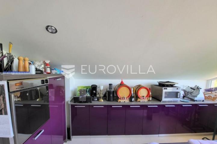 Istra, okolica Višnjana, apartmanska kuća 500 m² s bazenom i 4 stambene jedinice