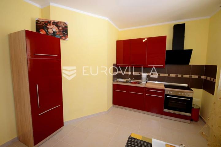 Istra, okolica Višnjana, apartmanska kuća 500 m² s bazenom i 4 stambene jedinice