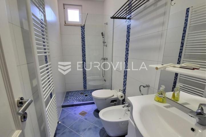 Istra, okolica Višnjana, apartmanska kuća 500 m² s bazenom i 4 stambene jedinice