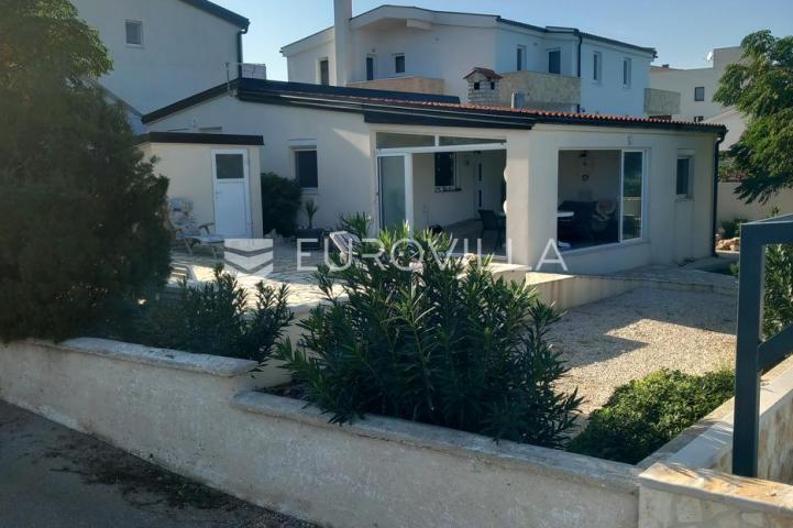 Vir, jedinstvena kuća u prvom redu do mora, prilika za investiciju