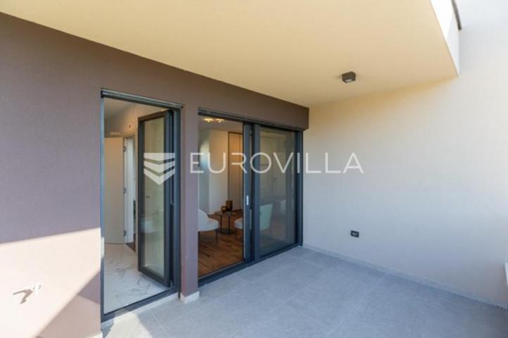 Fažana, moderna vila 275 m² na velikoj besprijekornoj okućnici s grijanim bazenom