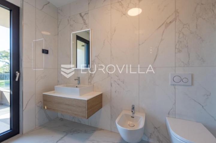 Fažana, moderna vila 275 m² na velikoj besprijekornoj okućnici s grijanim bazenom