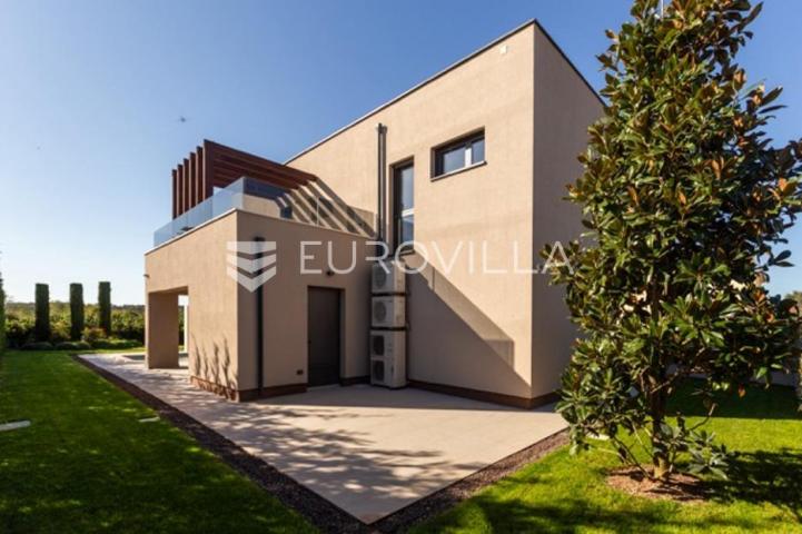 Fažana, moderna vila 275 m² na velikoj besprijekornoj okućnici s grijanim bazenom