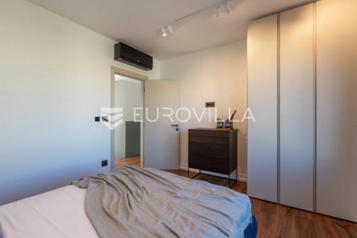 Fažana, moderna vila 275 m² na velikoj besprijekornoj okućnici s grijanim bazenom