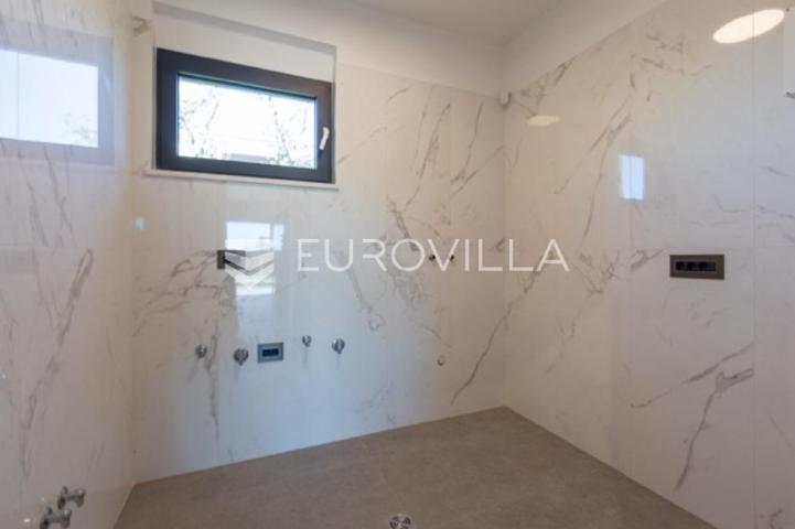 Fažana, moderna vila 275 m² na velikoj besprijekornoj okućnici s grijanim bazenom