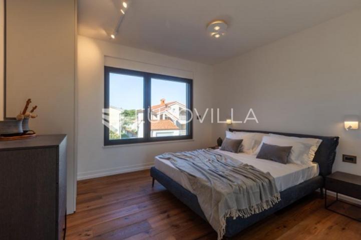 Fažana, moderna vila 275 m² na velikoj besprijekornoj okućnici s grijanim bazenom