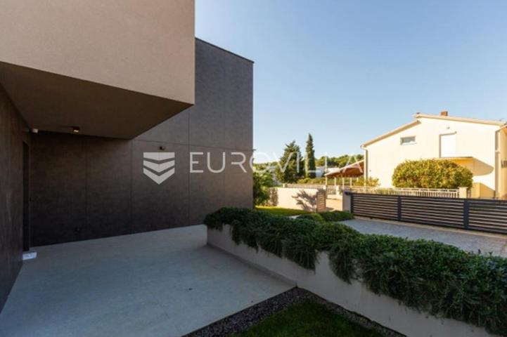Fažana, moderna vila 275 m² na velikoj besprijekornoj okućnici s grijanim bazenom