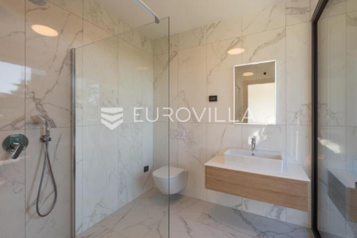 Fažana, moderna vila 275 m² na velikoj besprijekornoj okućnici s grijanim bazenom