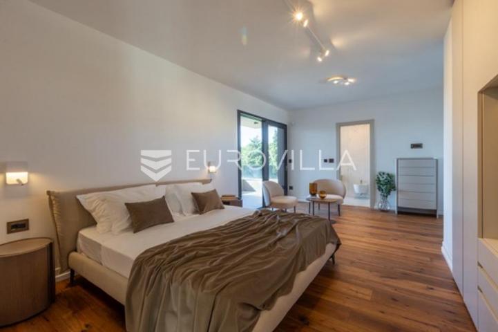 Fažana, moderna vila 275 m² na velikoj besprijekornoj okućnici s grijanim bazenom