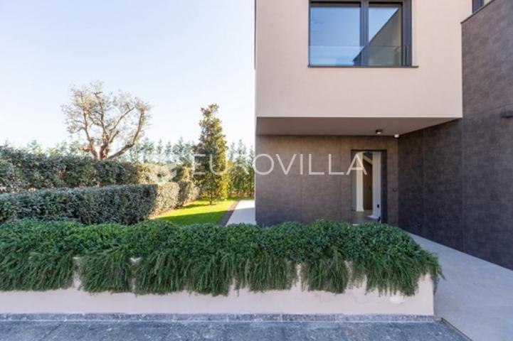 Fažana, moderna vila 275 m² na velikoj besprijekornoj okućnici s grijanim bazenom