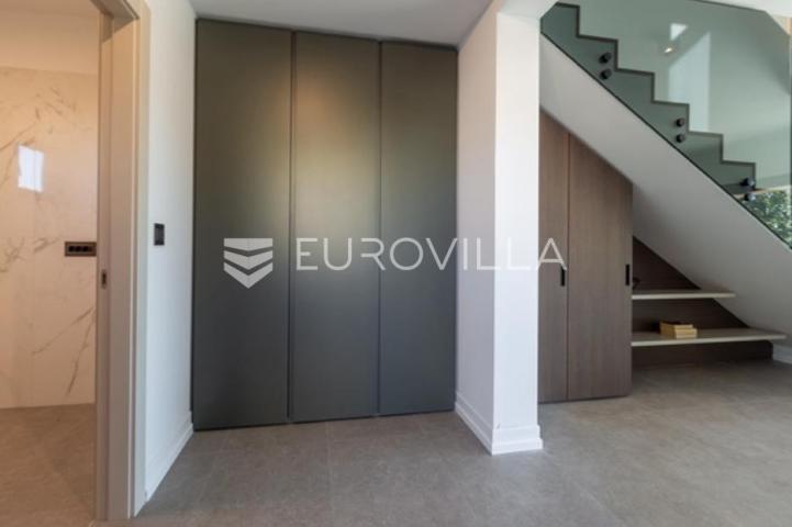 Fažana, moderna vila 275 m² na velikoj besprijekornoj okućnici s grijanim bazenom