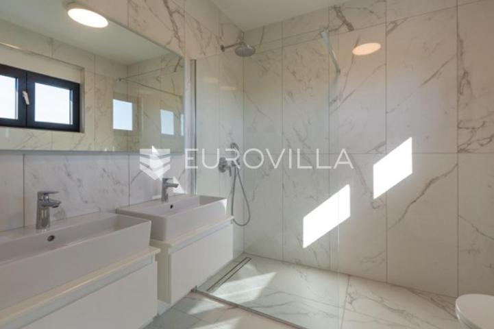 Fažana, moderna vila 275 m² na velikoj besprijekornoj okućnici s grijanim bazenom