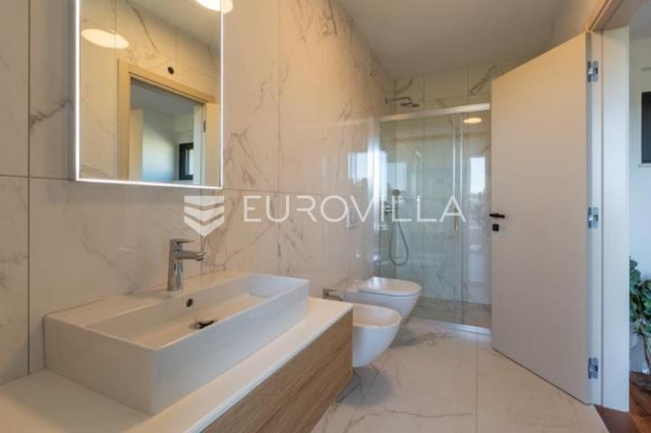 Fažana, moderna vila 275 m² na velikoj besprijekornoj okućnici s grijanim bazenom