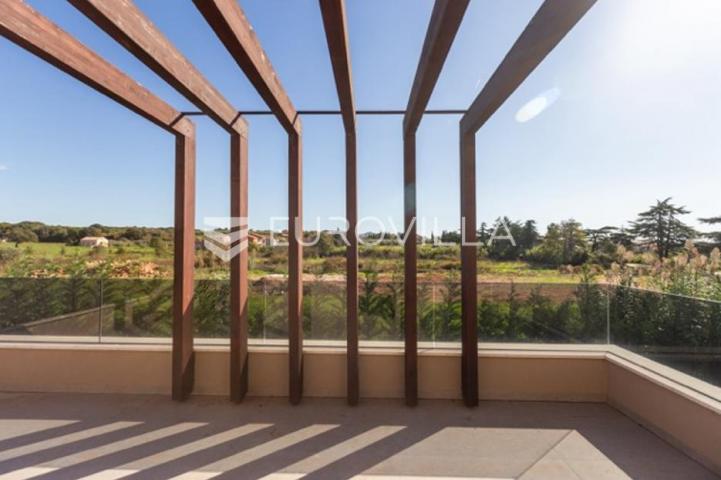 Fažana, moderna vila 275 m² na velikoj besprijekornoj okućnici s grijanim bazenom