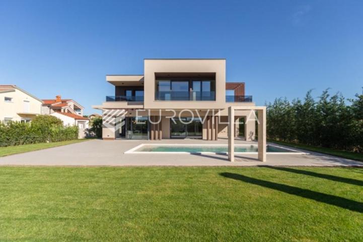 Fažana, moderna vila 275 m² na velikoj besprijekornoj okućnici s grijanim bazenom
