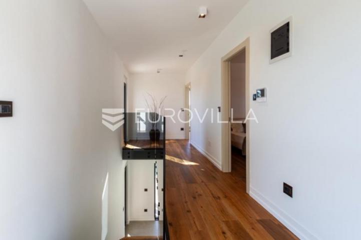 Fažana, moderna vila 275 m² na velikoj besprijekornoj okućnici s grijanim bazenom