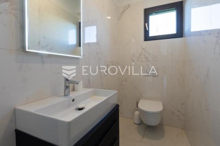 Fažana, moderna vila 275 m² na velikoj besprijekornoj okućnici s grijanim bazenom