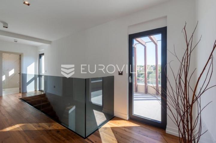 Fažana, moderna vila 275 m² na velikoj besprijekornoj okućnici s grijanim bazenom