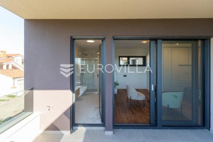 Fažana, moderna vila 275 m² na velikoj besprijekornoj okućnici s grijanim bazenom