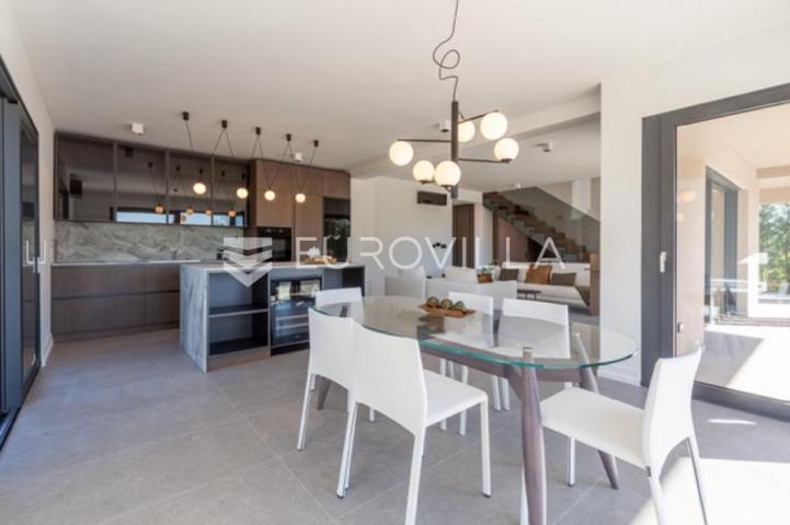 Fažana, moderna vila 275 m² na velikoj besprijekornoj okućnici s grijanim bazenom