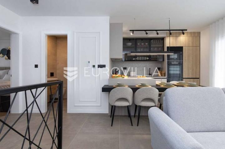 Krk, NOVOGRADNJA u Krku, četverosoban dvoetažni stan 136 m² sa wellnessom i bazenom