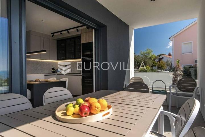 Krk, NOVOGRADNJA u Krku, četverosoban dvoetažni stan 136 m² sa wellnessom i bazenom