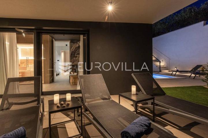 Krk, NOVOGRADNJA u Krku, četverosoban dvoetažni stan 136 m² sa wellnessom i bazenom