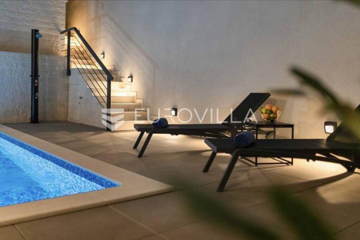 Krk, NOVOGRADNJA u Krku, četverosoban dvoetažni stan 136 m² sa wellnessom i bazenom