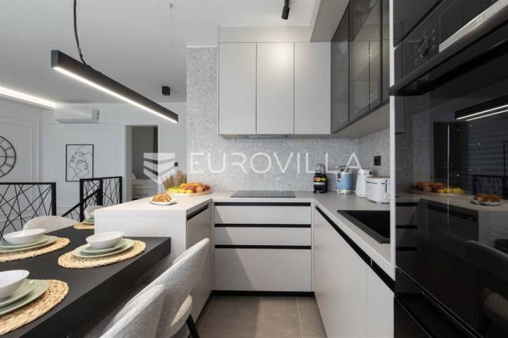Krk, NOVOGRADNJA u Krku, četverosoban dvoetažni stan 136 m² sa wellnessom i bazenom
