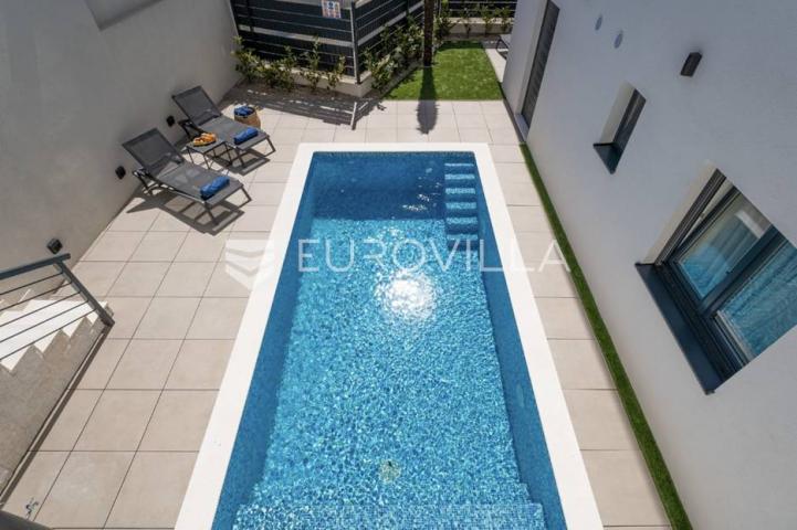 Krk, NOVOGRADNJA u Krku, četverosoban dvoetažni stan 136 m² sa wellnessom i bazenom