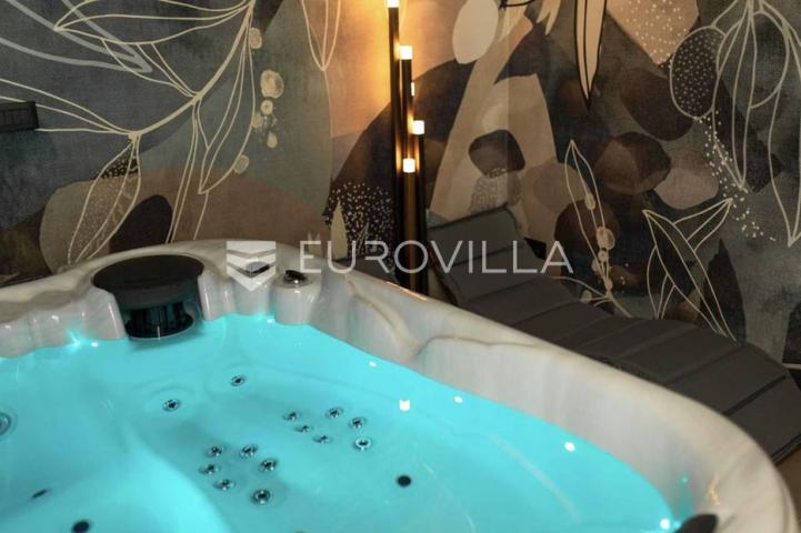 Krk, NOVOGRADNJA u Krku, četverosoban dvoetažni stan 136 m² sa wellnessom i bazenom