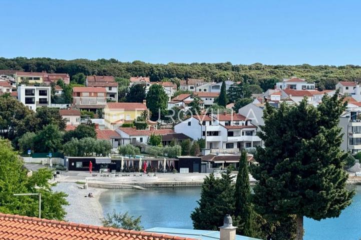 Istra, Pula, moderna luksuzna vila s bazenom, prvi red do mora