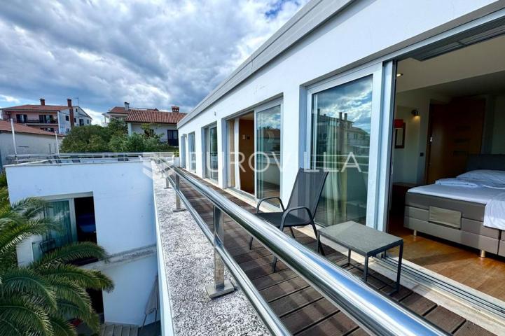 Istra, Pula, moderna luksuzna vila s bazenom, prvi red do mora