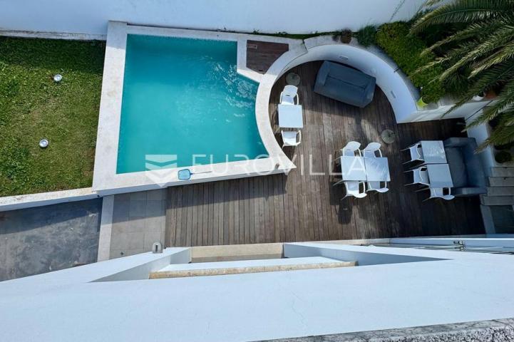 Istra, Pula, moderna luksuzna vila s bazenom, prvi red do mora